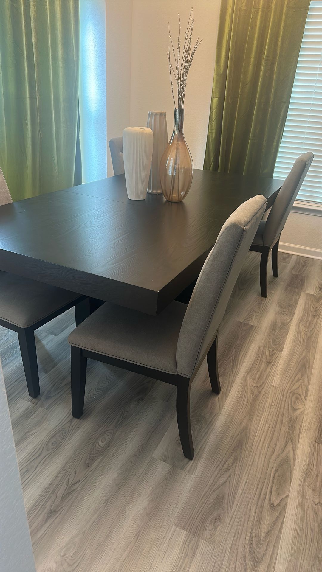 Like New Dinning Room Table & 4 Chairs