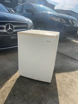 Sanyo Mini Fridge – Works Great