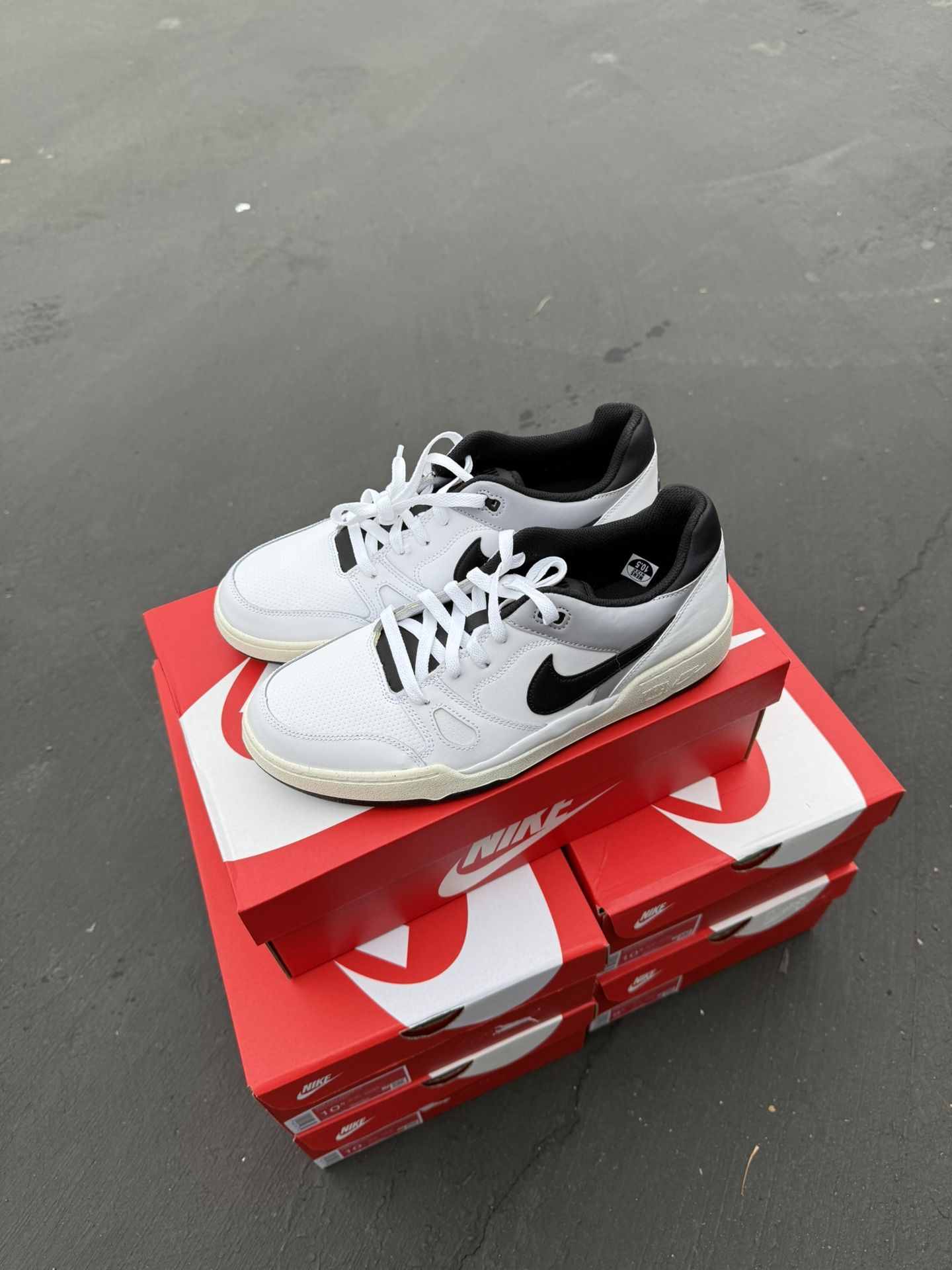 BRAND NEW NIKE SHOES (PERFECT GIFT!!!)