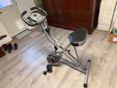 Foldable exercise bike with pulse and screen, 8 levels of resistance.