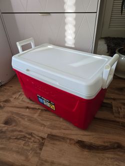 IGLOO COOLER/ 76 CANS/ 48 QUART
