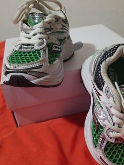 Saucony Little unisex Sneakers Size 4m