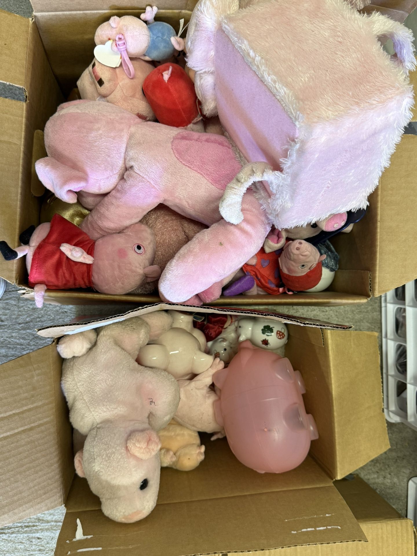 Misc Pig Decor & Plushies