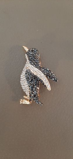 Elegant penguin-shaped brooch