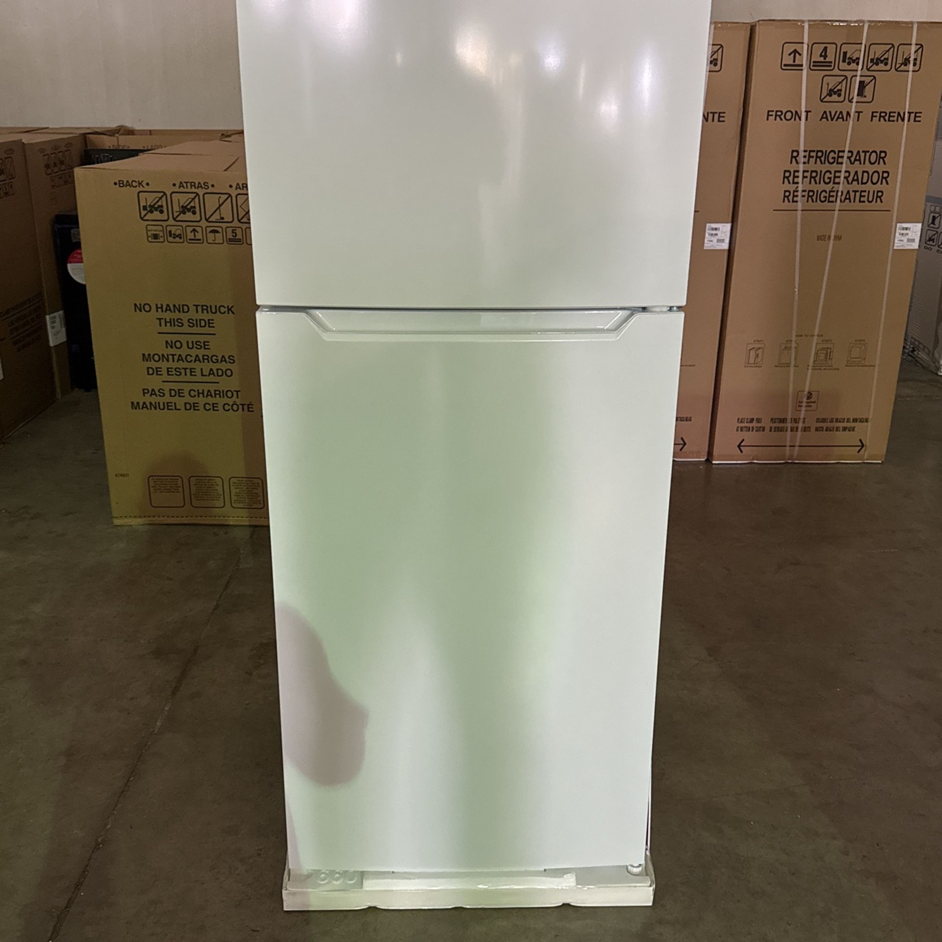 Top Mount Refrigerator Frigidaire 28' Frigidaire  FFHT1822UW