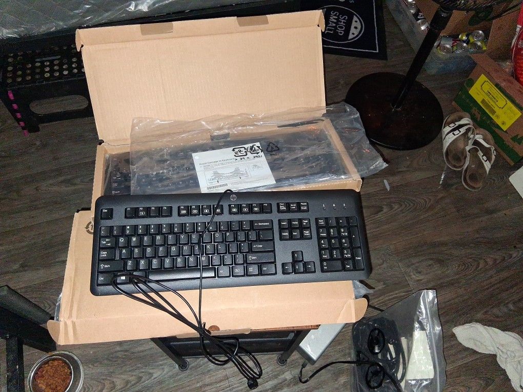 2 Hp Keyboards+1 Dell Keyboard+1 Computer Mouse
