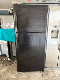 FRIGIDAIRE 30 INCHES REFRIGERATOR   TOP FREEZER TRABAJA BIEN
