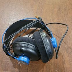 Samson SR970 Professional Studio Closed-Back Design Headphones, Blue 
Black . Pre-owned, in good working and cosmetic shape. 