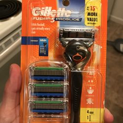 Gillette  fuzion razors 5/blades and 4/cartridges 15$
