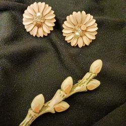 Vintage Bakalite Brooch , & Vintage 70-80's Earrings 