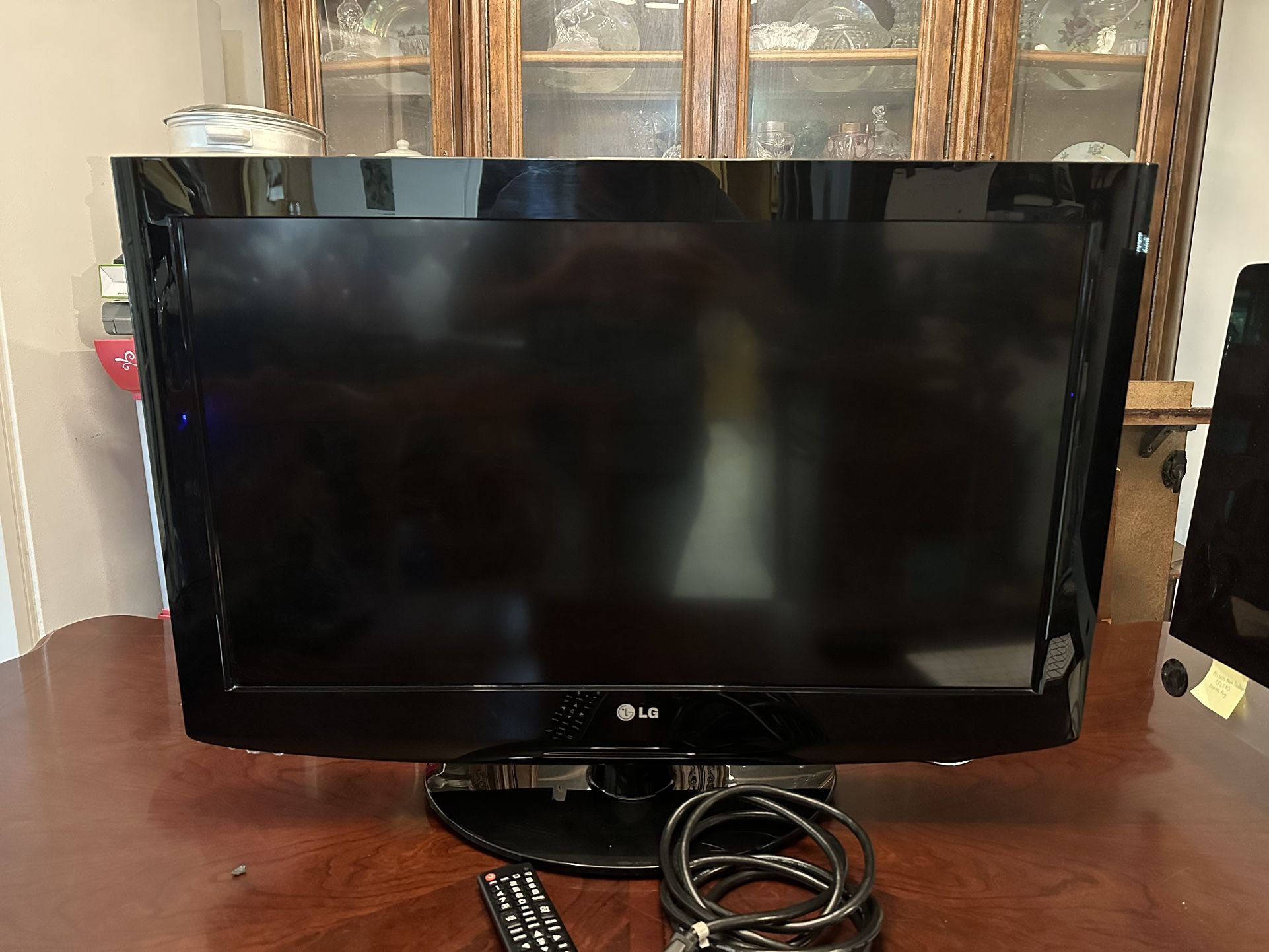 LG TV 32 Inch - Perfect For Kids, Porch, Bedroom Or AirBnb