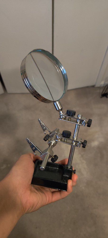 Holder And magnifier