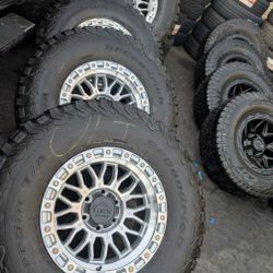 Vendo Un Set De Rines Nuevos Lock Off R 17x9 Con Llantas Todo Terreno Excelente Condición 