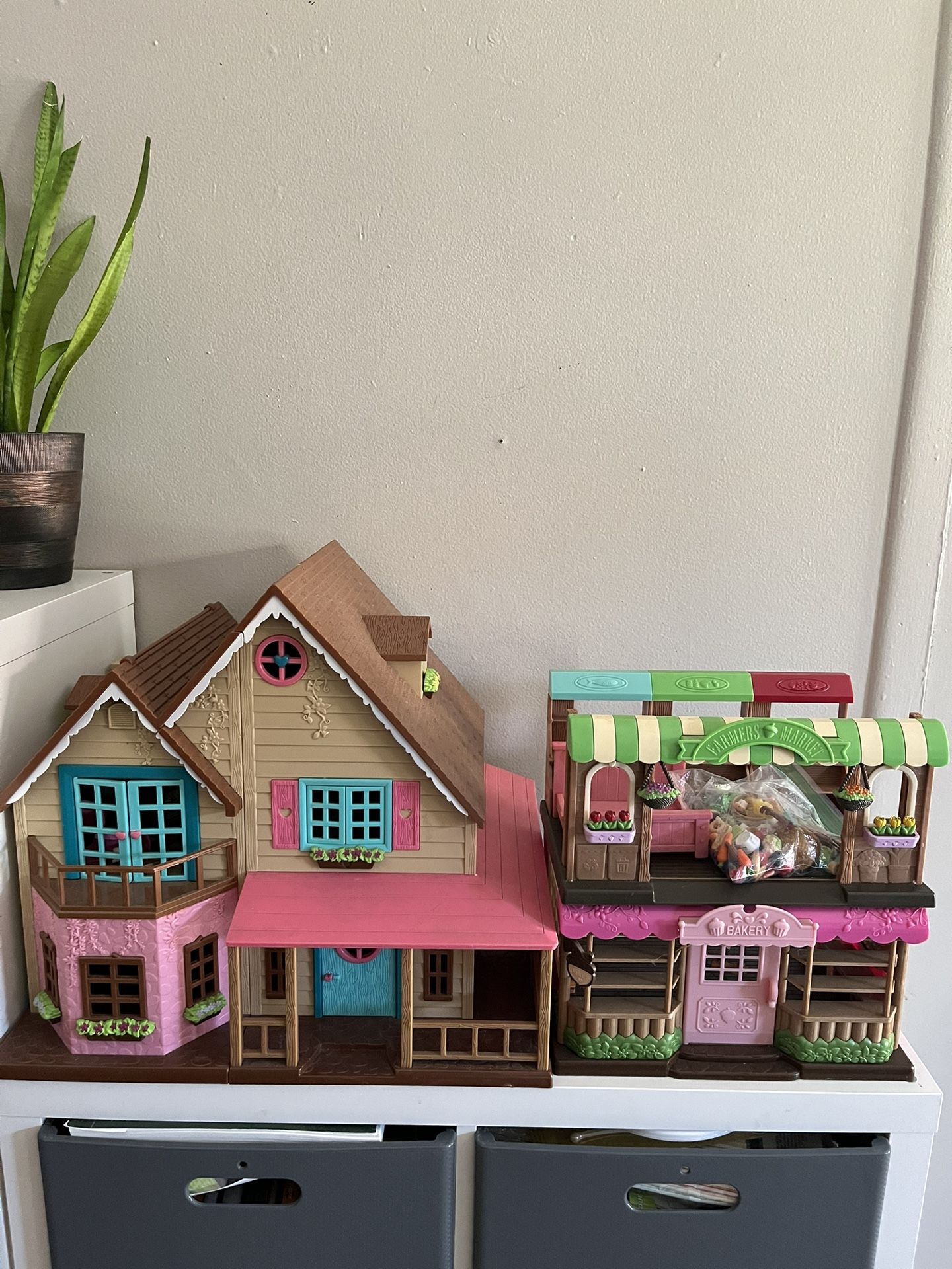 Doll House With Furniture 