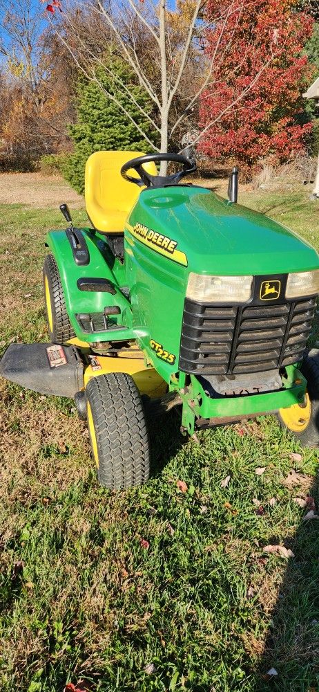 John Deere GT225 garden Tractor Lawn Mower