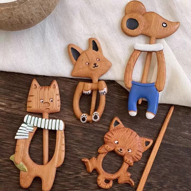 Cartoon cute animal wooden brooch design sense fixed buckle pin sweater pendant accessories