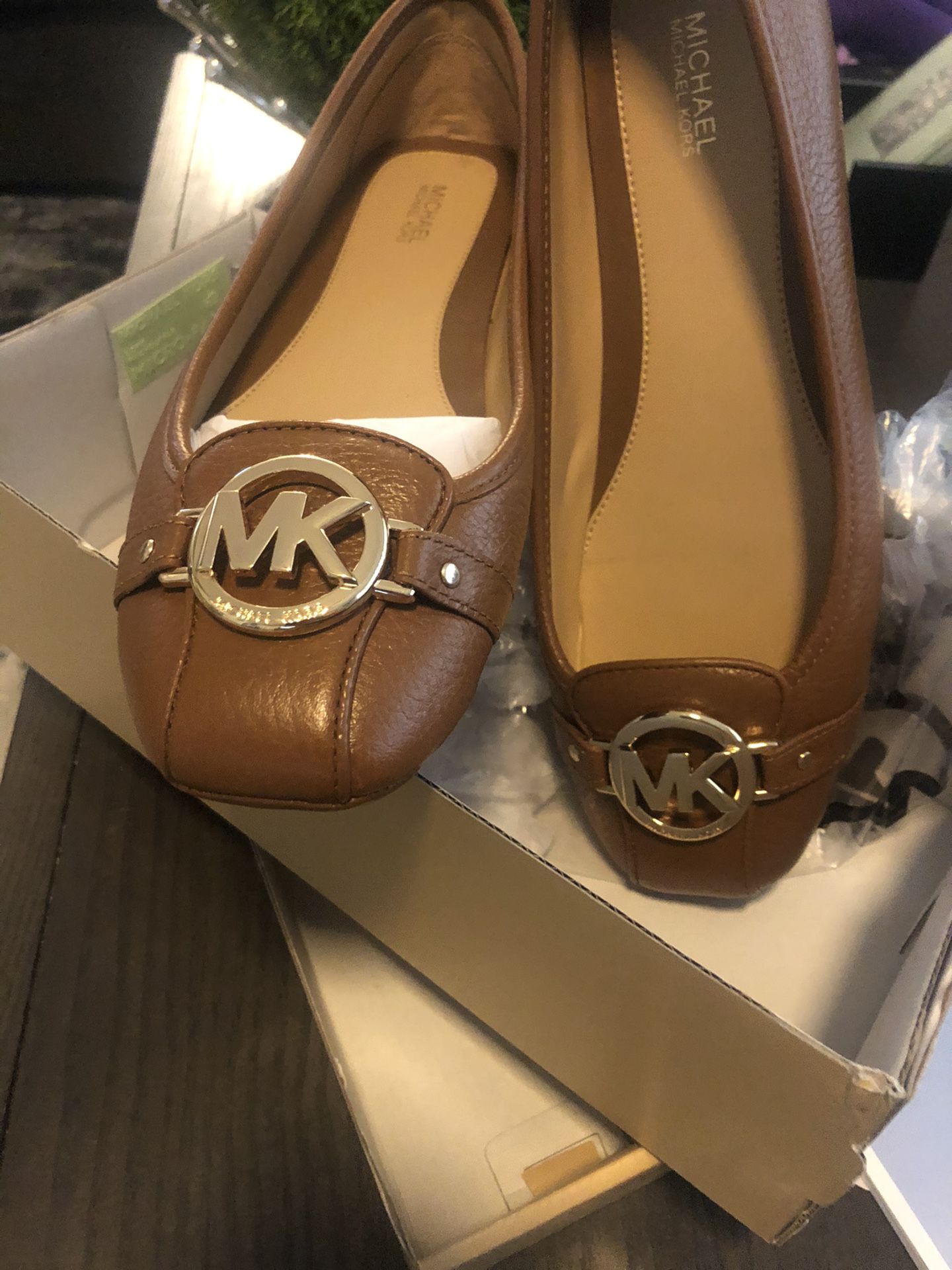 Brand women’s MK leather flats size 9. Retails for $120.