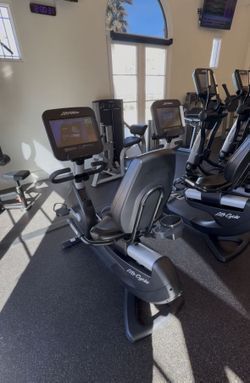 Life Fitness SE3 Recumbent Bike LOW HOURS!