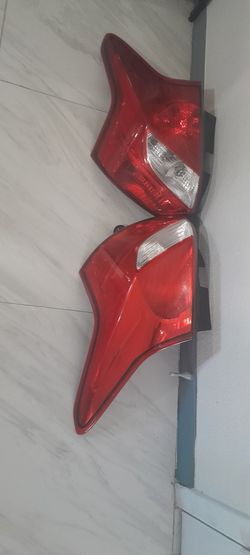 FORD FOCUS TAIL LIGHTS ASSEMBLY 