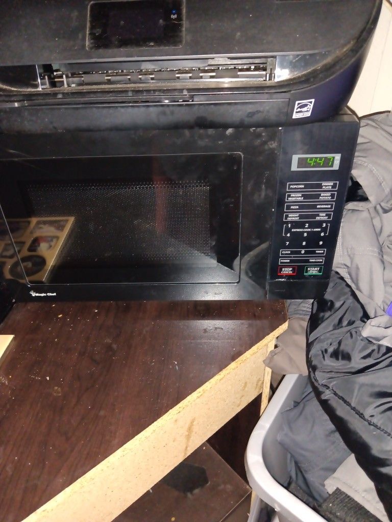 Small Magic Chef Microwave In Great Working Condition