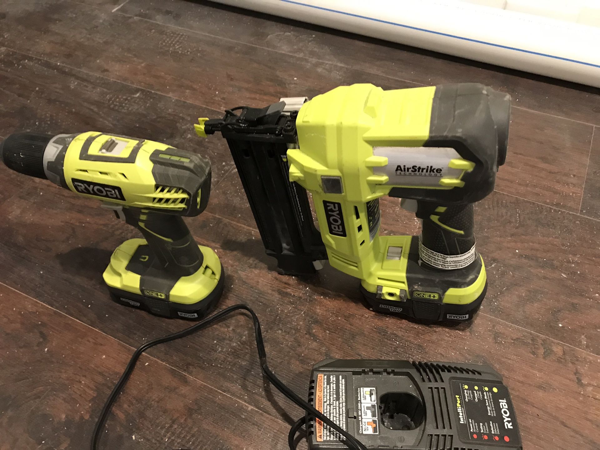 Finish nails gun and drill with batteries