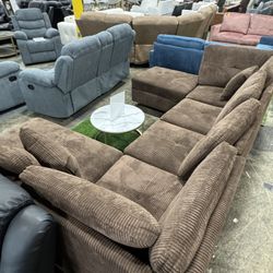 Brown Living Room Sectional with Ottoman (12/28) / Seccional de sala de estar marrón con otomana