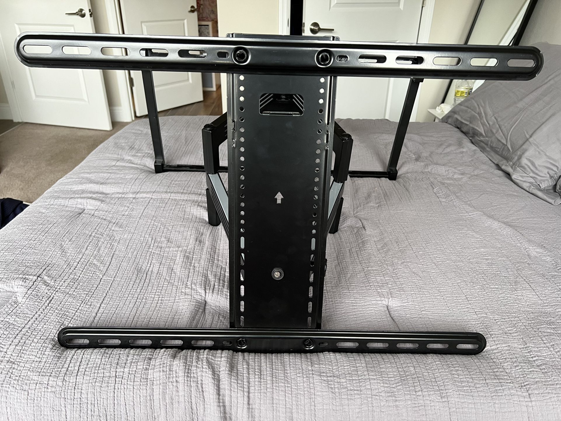 SANUS Simplicity 37" - 90" Full-Motion TV Mount