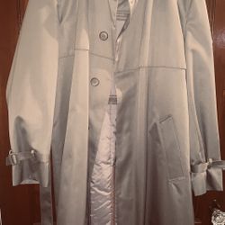 OLEG CASSINI SIGNATURE COLLECTION LADIES TRENCH COAT WATERPROOF 45 LONG - OPEN BOX UNUSED IN MINT CONDITION SIZE REGULAR REMOVABLE LINER NEUTRAL   