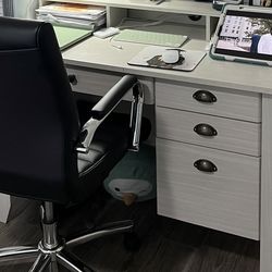 Off-White Desk with Drawers – Assembled – Excellent Condition