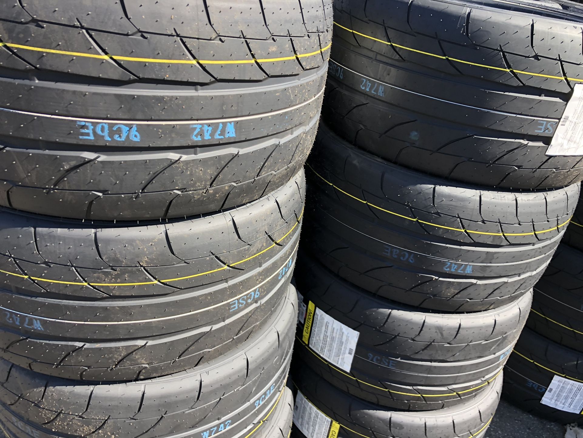 305/35/20 NITTO NT555R2 IN Stock
