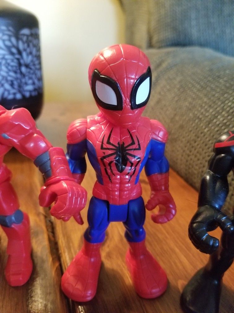 Action figurines 