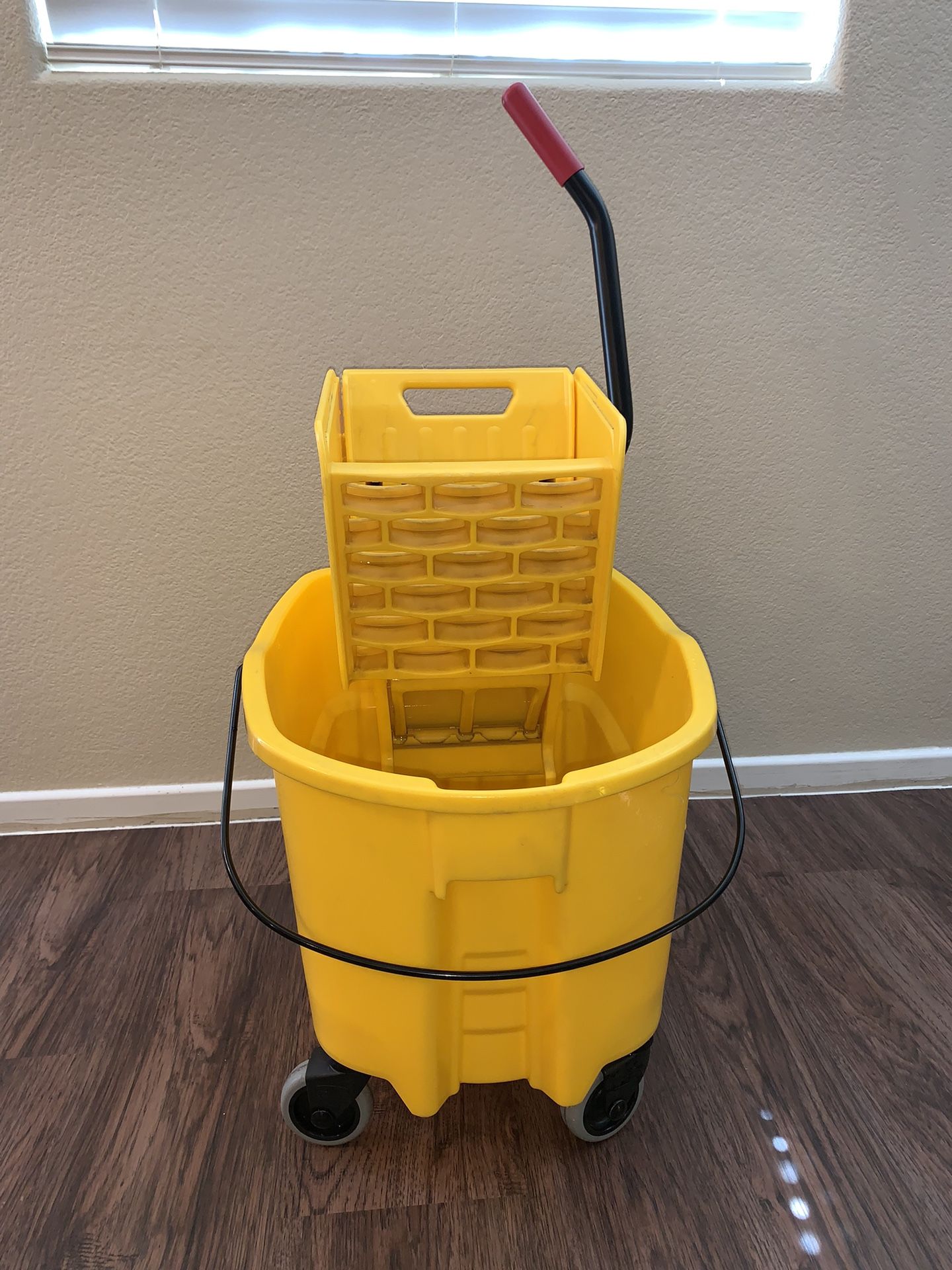 Rubbermaid Commercial Mop Bucket With Ringer And Mop for Sale in Medina, OH  - OfferUp