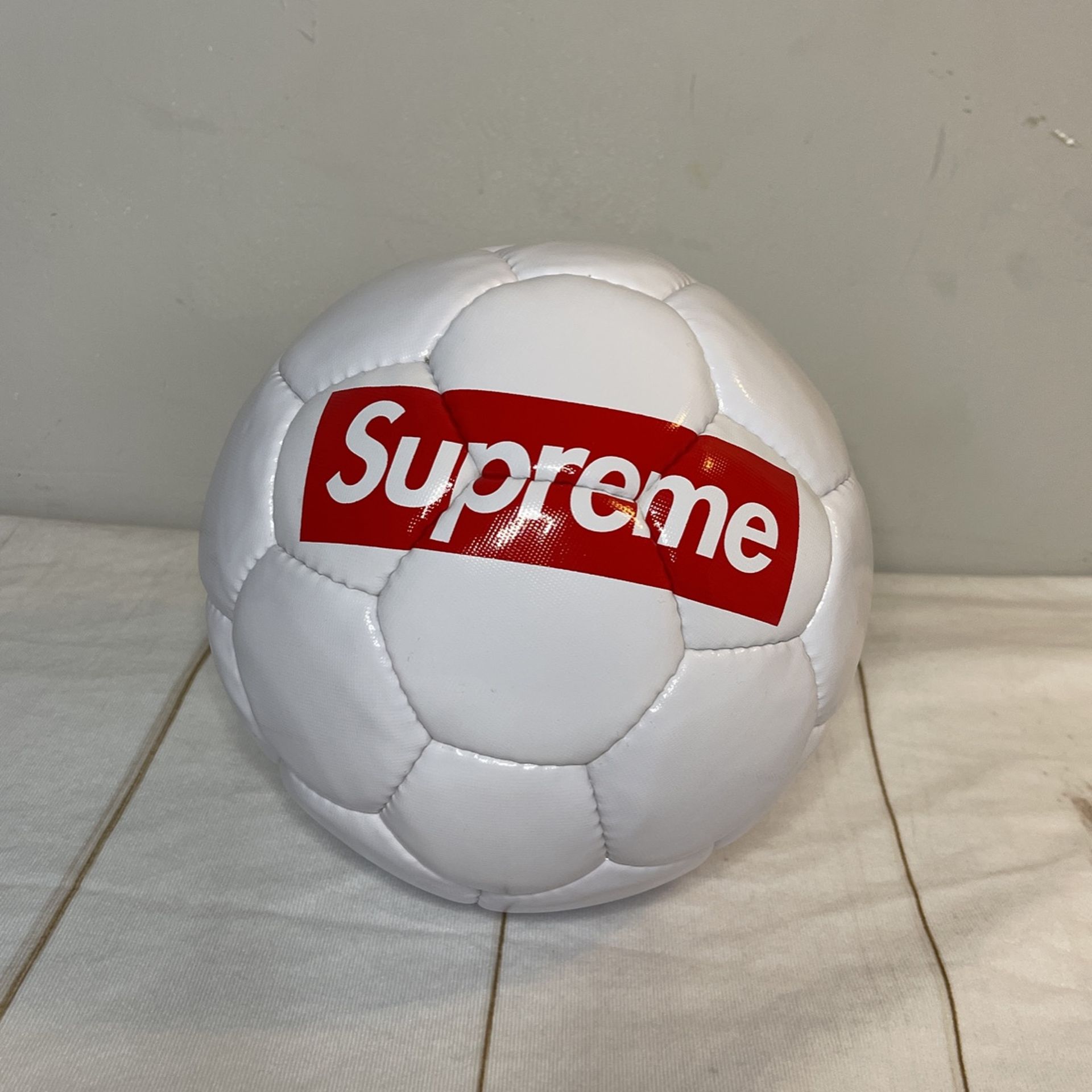 Supreme®/Umbro Soccer Ball Supreme x Umbro - Red Box Logo Soccer