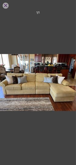 Extremely comfy Ethan Allen couch  3 pieces. Delivery 🚚 available !