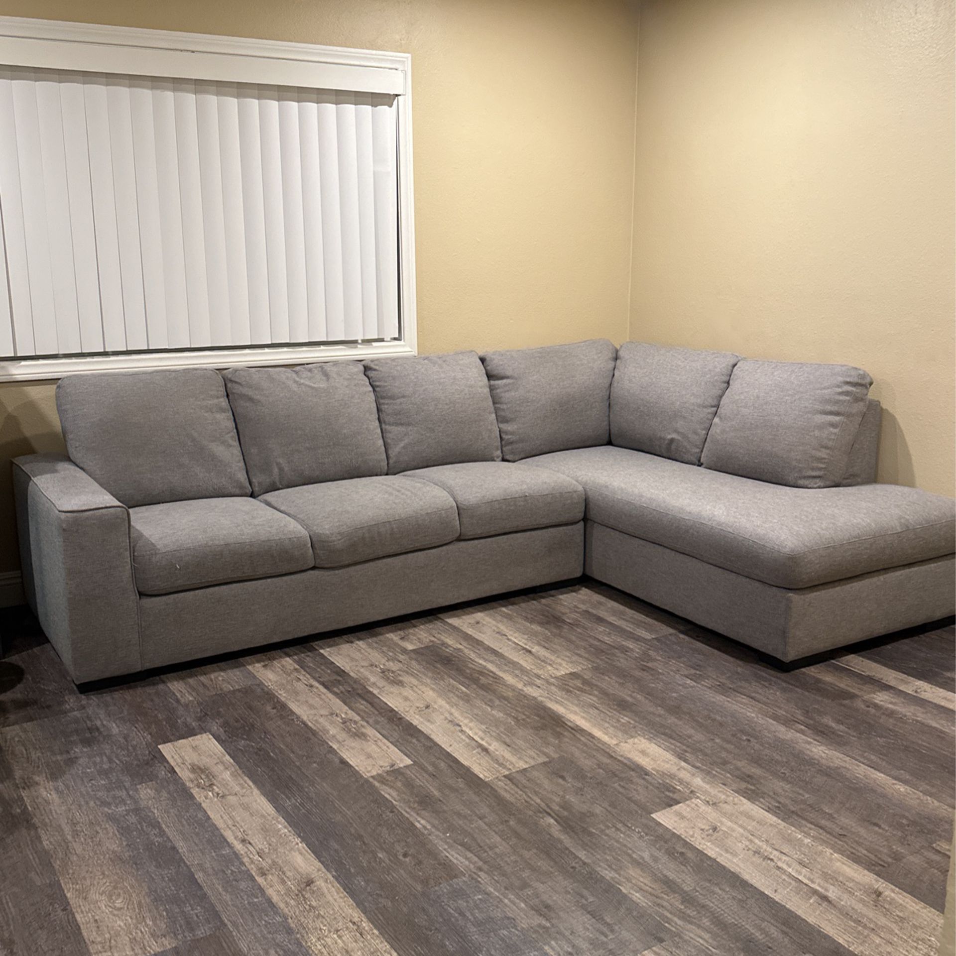 Sectional light grey Couch 