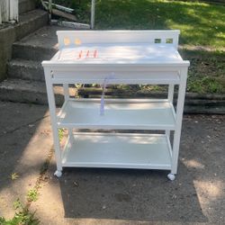 Delta Children Flat Top Changing Table W/ Wheels