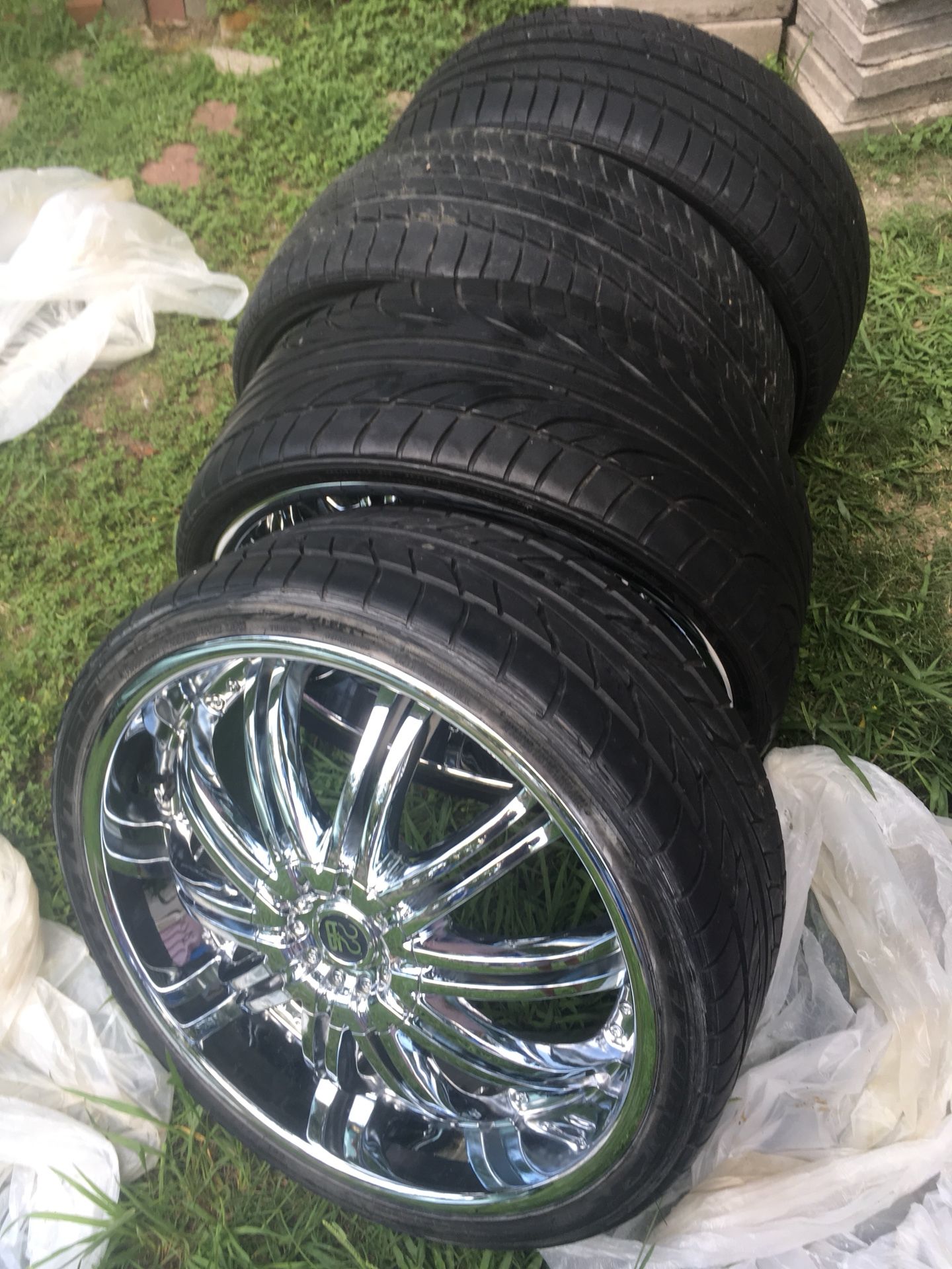 “22 Rims/Wheels ,DUB TIS #07 wheels “22x8.5 $ FIRM. Hard to find, online retail $525 per wheel