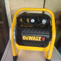 DEWALT
2.5 Gal. Portable Electric Heavy Duty 200 PSI Quiet Air Compressor