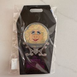 Disney D23 Gold Member Muppets Miss Piggy Haunted Mansion Madame Pigota LE Pin