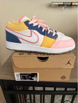 Woman’s Nike Dunks size 8.5