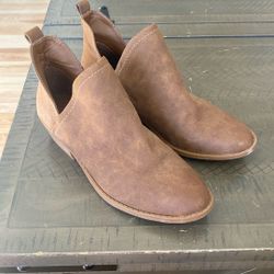 Universal Thread Short Boots