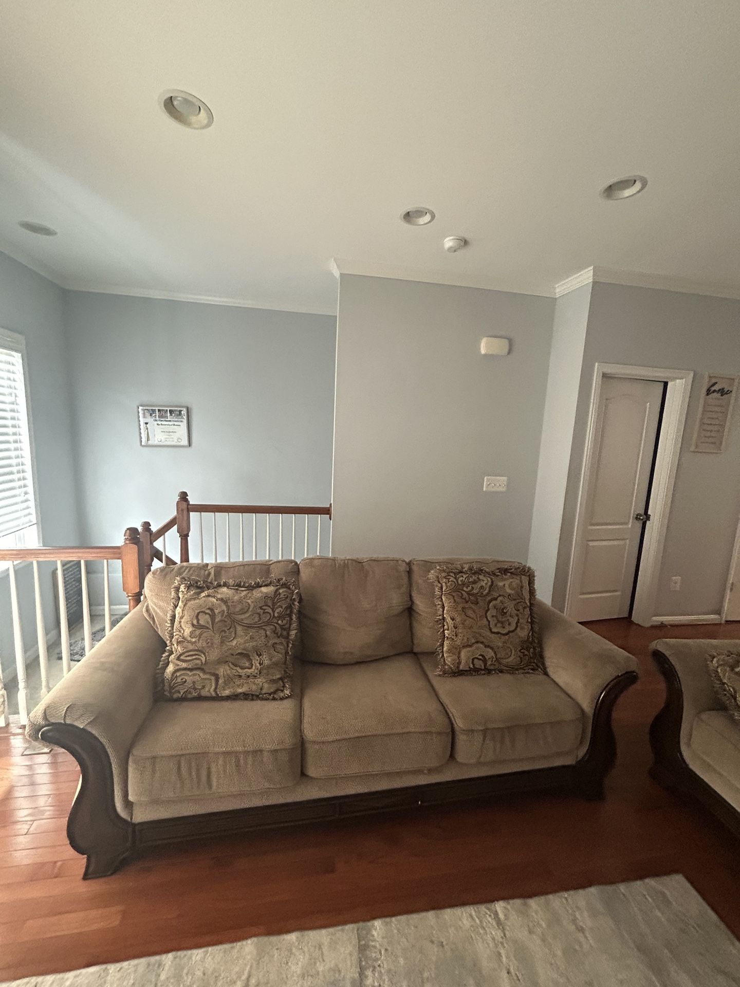 Elegant Wood-couch – Excellent Condition