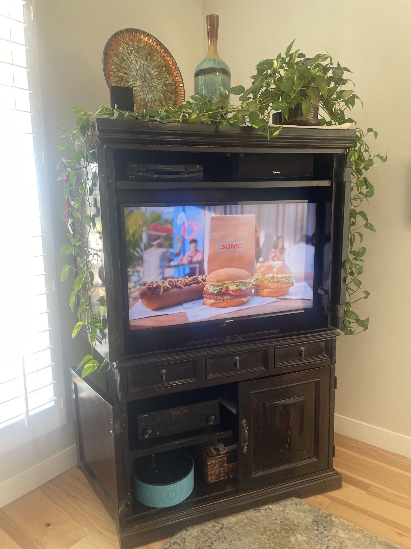 Entertainment cabinet