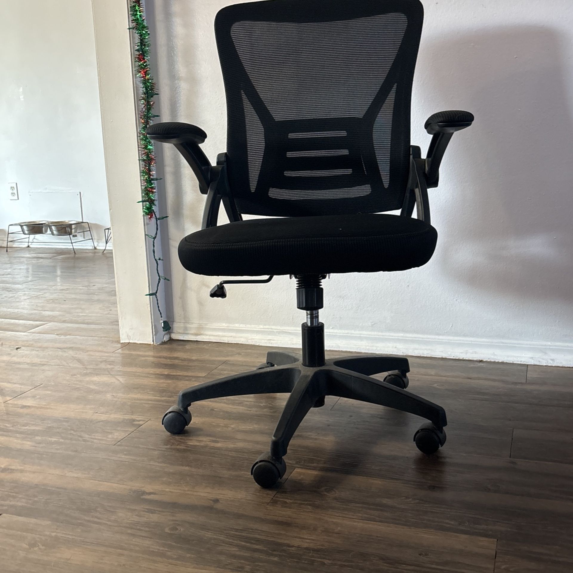 Black adjustable chair w/adjustable armrest &height