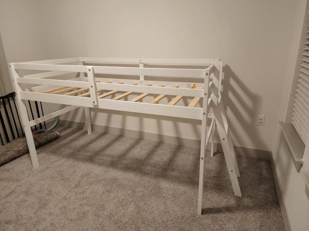 Sturdy Twin-Sized Loft Bed - Good Condition, Perfect for Space-Saving!