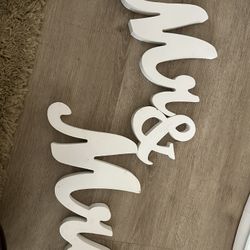 Mr & Mrs Sign (FREE)