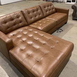 ♨️Baskove 2-Piece Sectional with Chaise
Ashley Furniture$20 Down Payment and delivery available 