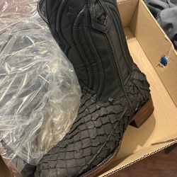 Brand new boots 100% authentic!!! Fish scale size 9.5