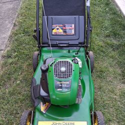John Deere Self Propelled Bagger Lawnmower!  Serviced!