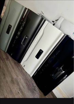 Toyota Tacoma Tailgates – Black and White